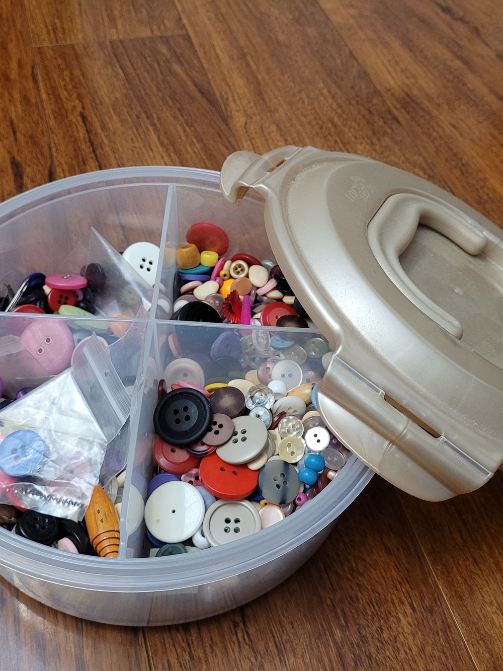 Vintage Button Round Beige Plastic Storage Organizer with Dividers